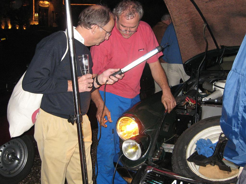 A2007092227.jpg - Vézelay; het zou geen echte citroën zijn als er niet af en toe een probleempje in de elektra zit.