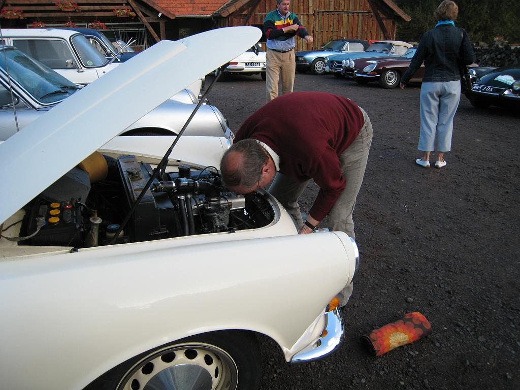 A2007092401.jpg - Na de motorrevisie bij sommige benzines toch nog wat gepingel; dus onderweg hier en daar  wat bijstellen.