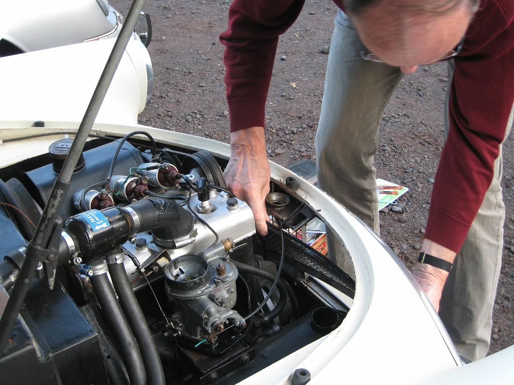 A2007092402.jpg - Na de motorrevisie bij sommige benzines toch nog wat gepingel; dus onderweg hier en daar  wat bijstellen.