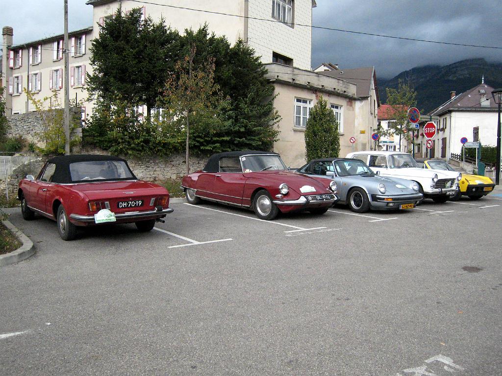 A2007092606.jpg - Onze auto's op de parkeerplaats van Villard de Lans.