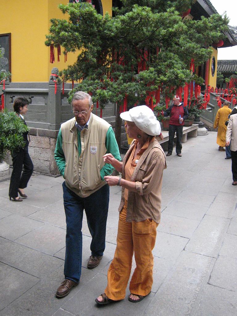 A2007103109.jpg - Shanghai: De Jaden Boeddhatempel. Willem en Erica.