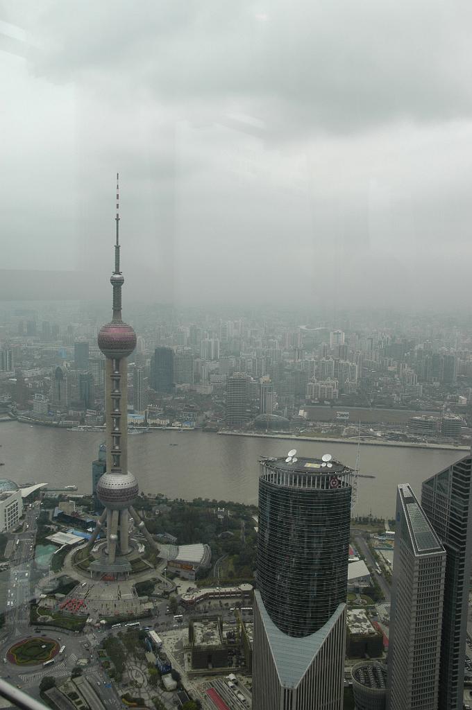 P2007103125.jpg - Shanghai: Uitzicht over Shanghai vanaf de Jinmai Tower.