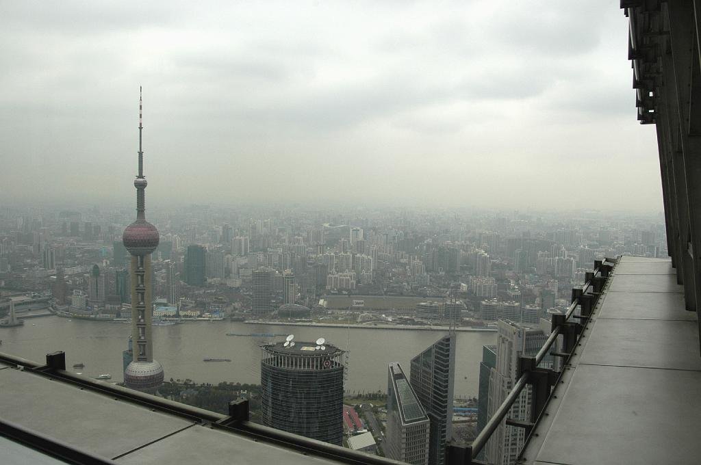 P2007103135.jpg - Shanghai: Uitzicht over Shanghai vanaf de Jinmai Tower.