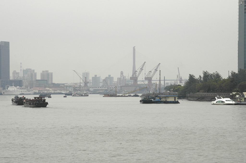 P2007103140.jpg - Shanghai: uitzicht vanaf de "Bund" over de Huangpu.