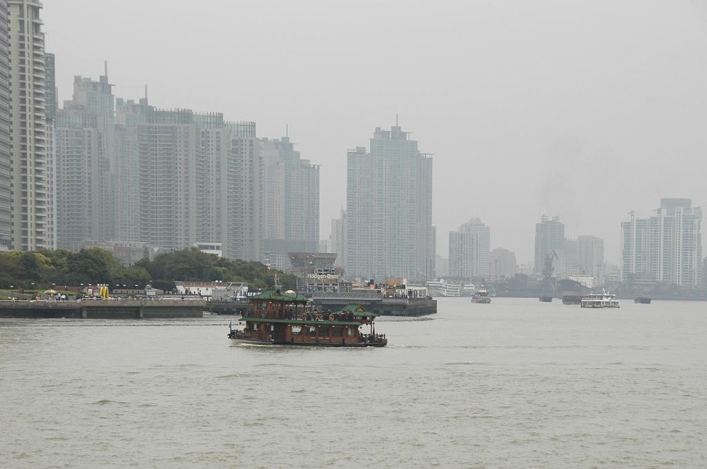 P2007103145.jpg - Shanghai: uitzicht over de Huangpu vanaf de Bund.