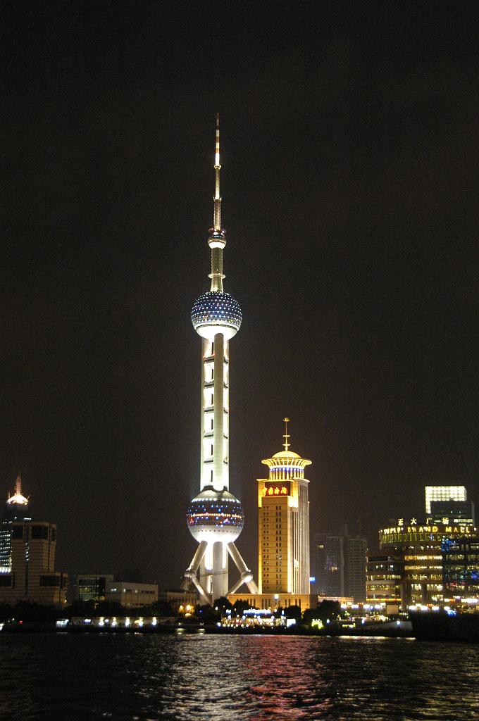 P2007110127.jpg - Shanghai by night.. Pudong met de Oriental Pearl TV Tower (Dongfang Mingzhu).