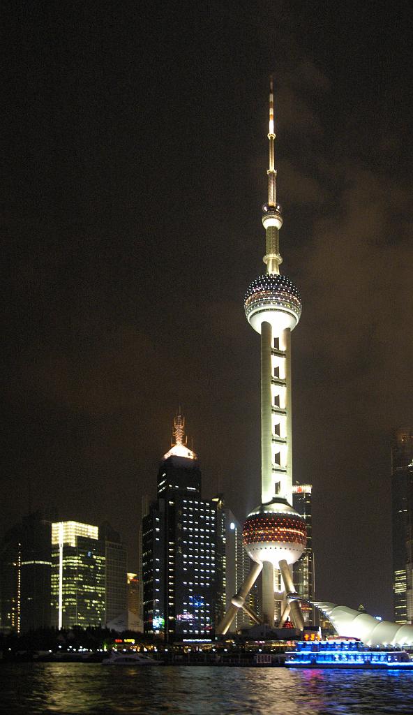 P2007110141.jpg - Shanghai by night. Pudong met de Oriental Pearl TV Tower (Dongfang Mingzhu).