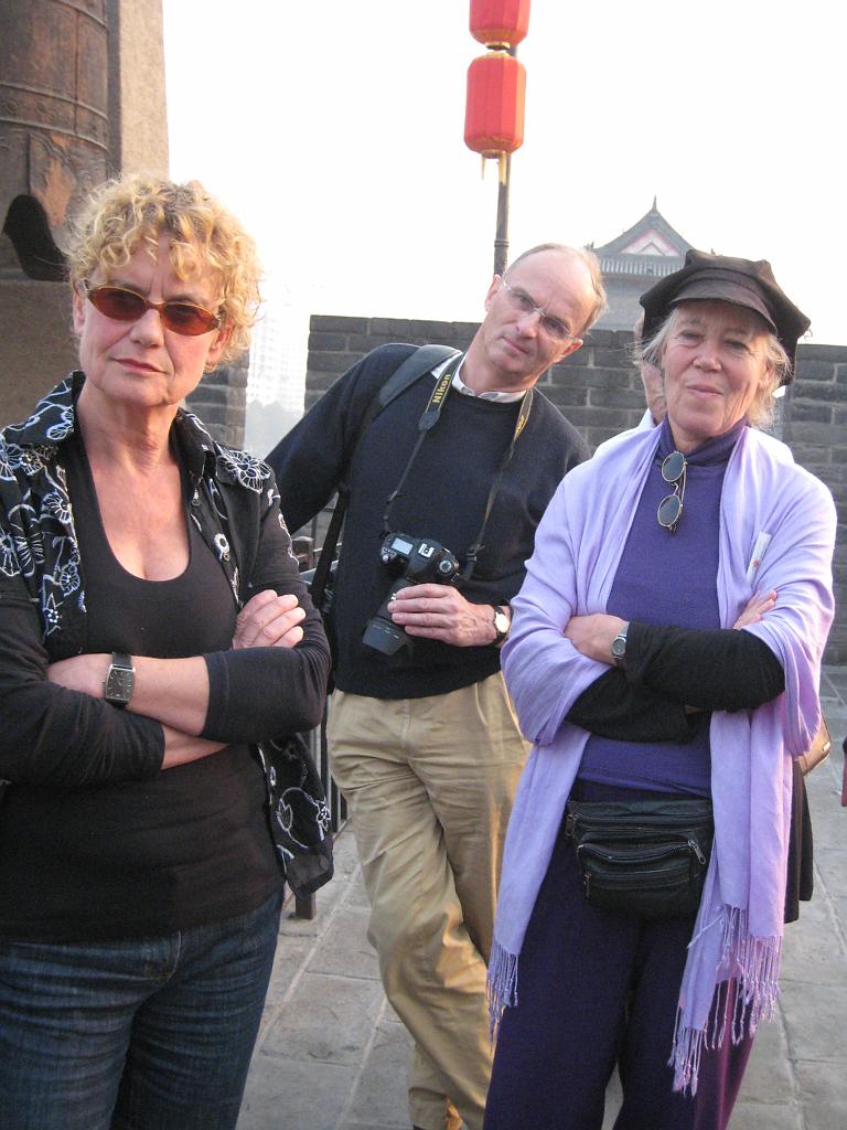 A2007110691.jpg - Janneke, Paul en Erica op de stadsmuur van Xi'an.