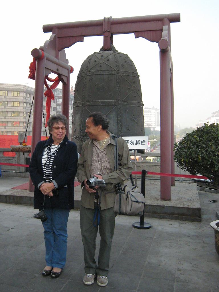 A2007110704.jpg - Xi'an; Marly en kenneth op de Grote Klokketoren.