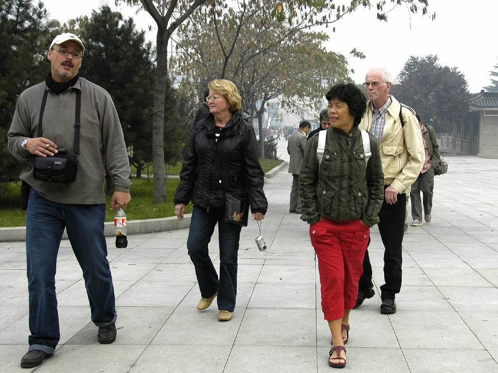 P2007110627.jpg - Xi'an, het Qin Shi Huangdi Museum. Carlos, Truus, Agnes en Joop.