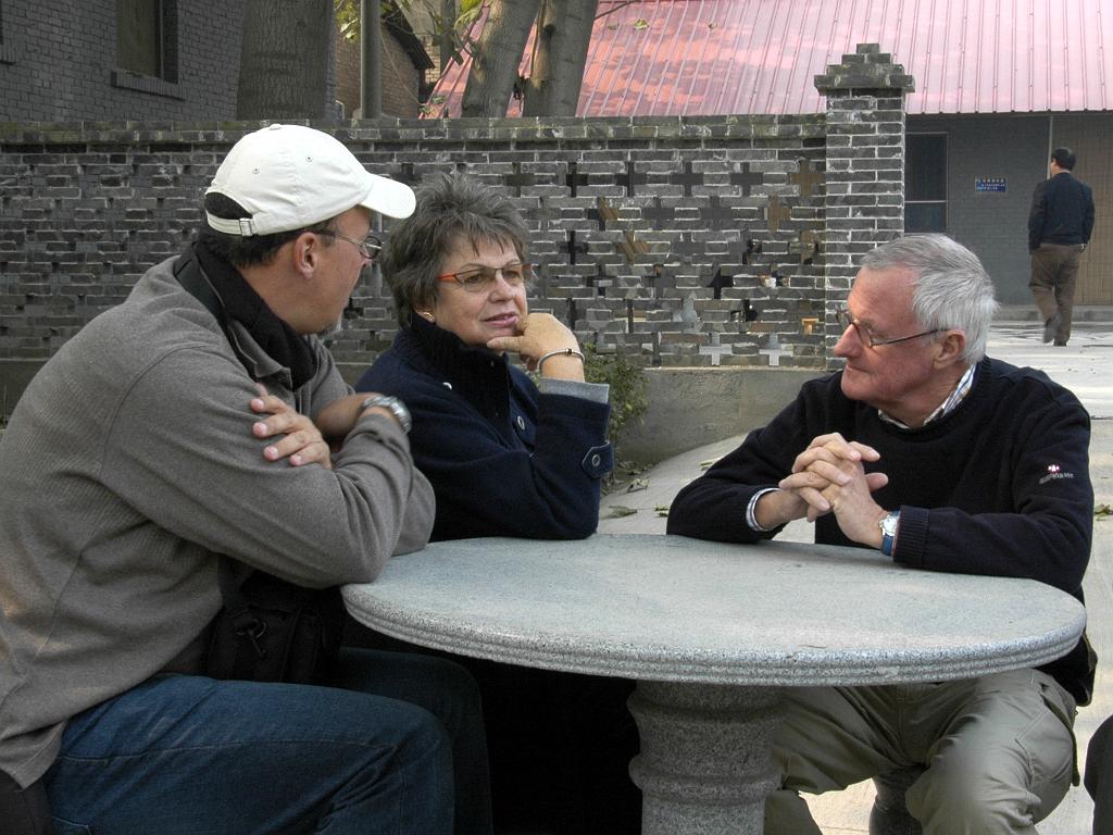 P2007110640.jpg - Xi'an, terracottakrijgerfabriek. Carlos, Marly en Henk.