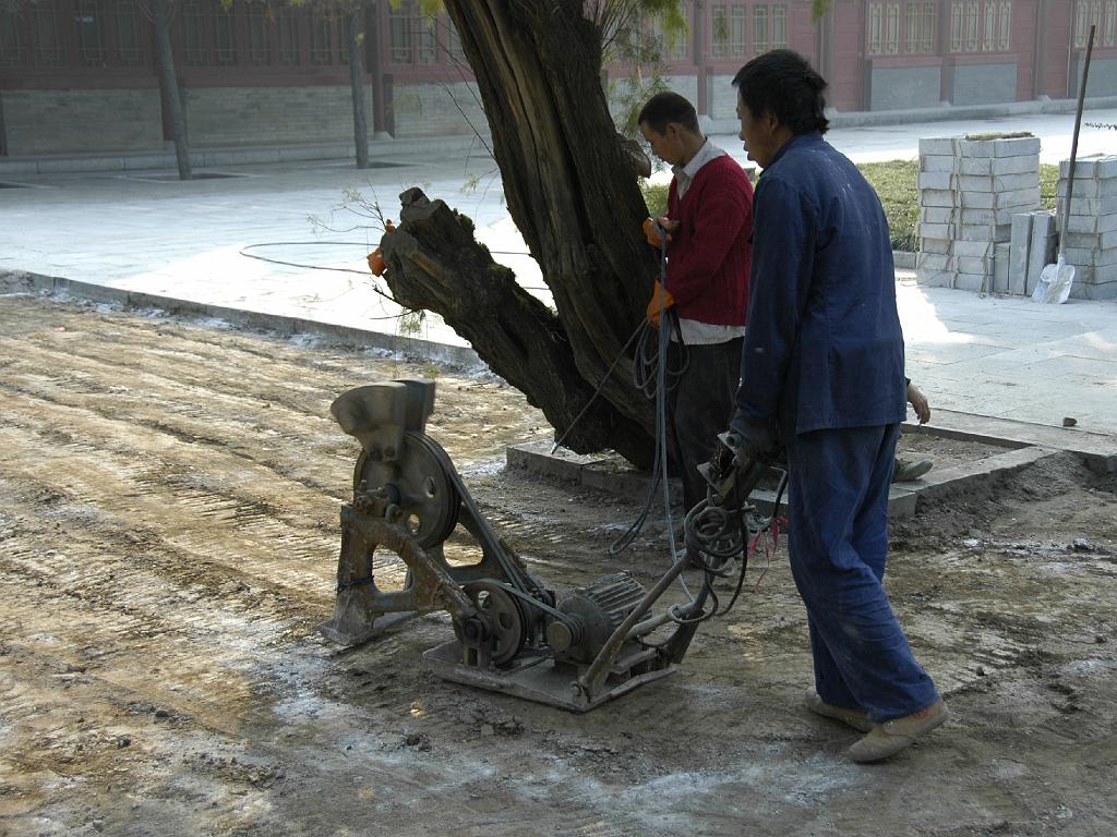 P2007110657.jpg - Xi'an, de Dayan Ta. Chinese stratenmakers met fraaie grondverdichtingsmachine.