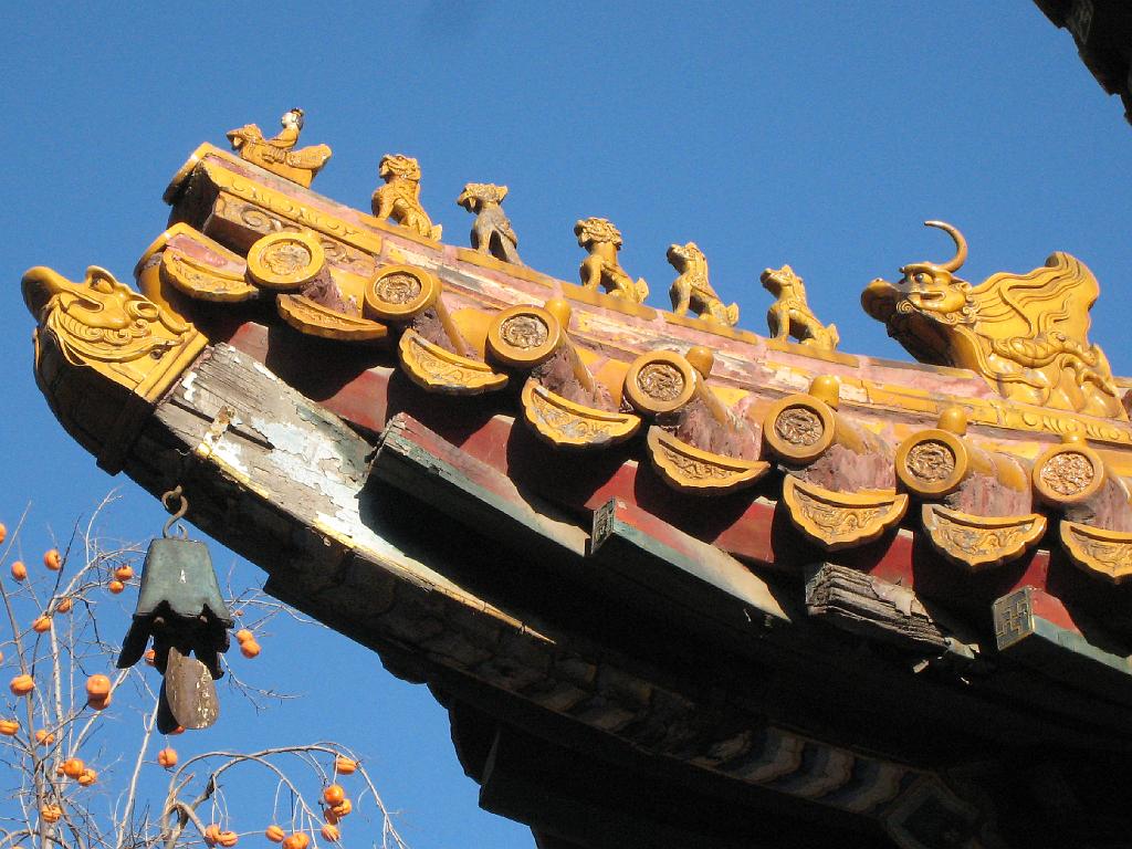 A2007110906.jpg - Beijing. Lama Tempel. De dakwachters wat dichterbij.