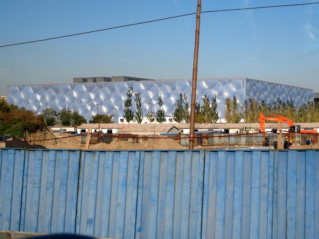 A2007110925.jpg - Beijing. Olympisch dorp in aanbouw, het zwemstadion.