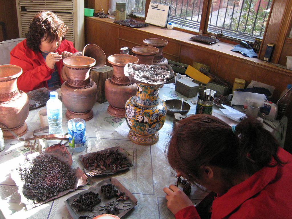 A2007110928.jpg - Beijing. Cloisonnéfabriek.