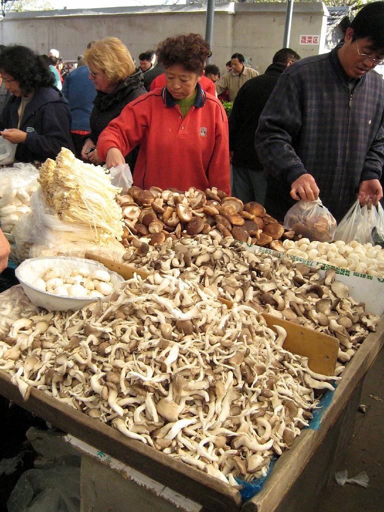 A2007111013.jpg - Beijing. Markt in de Hutong. Er is genoeg te koop en van uitstekende kwalitiet!