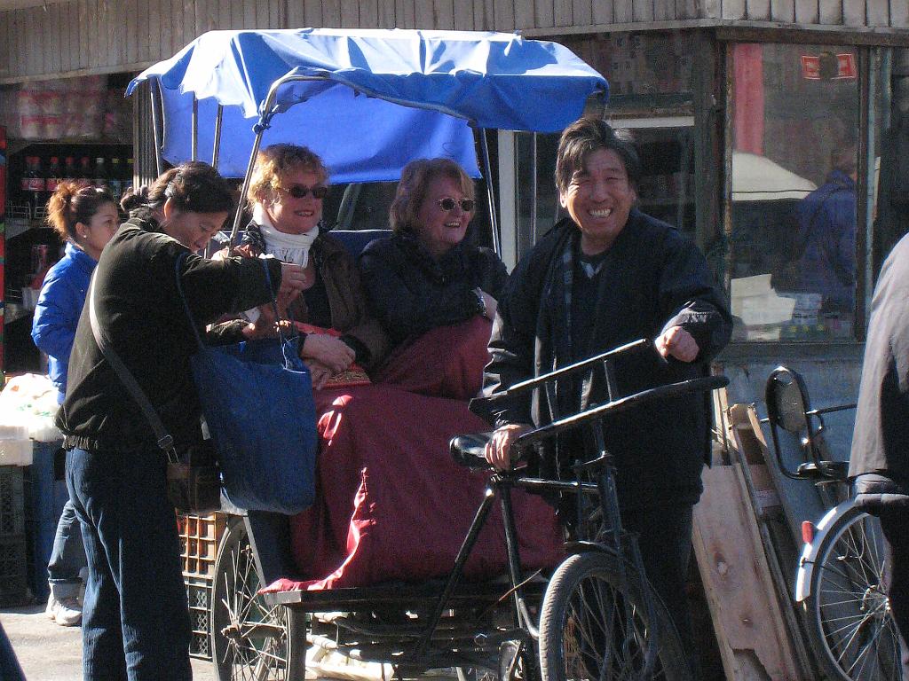 A2007111032.jpg - Beijing. Janneke en Truus met hun rikshaman.