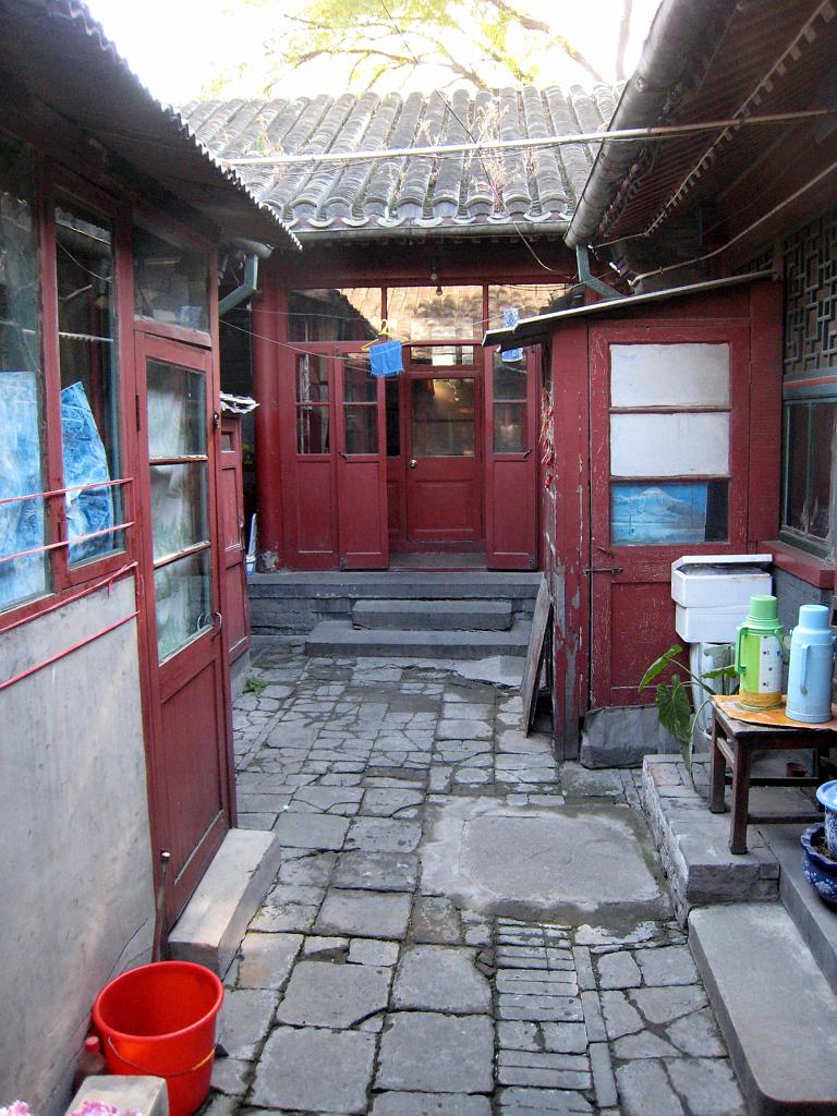 A2007111046.jpg - Beijing. Bezoek aan een (uiteraard tevoren geselecteerd) huis in de Hutong.