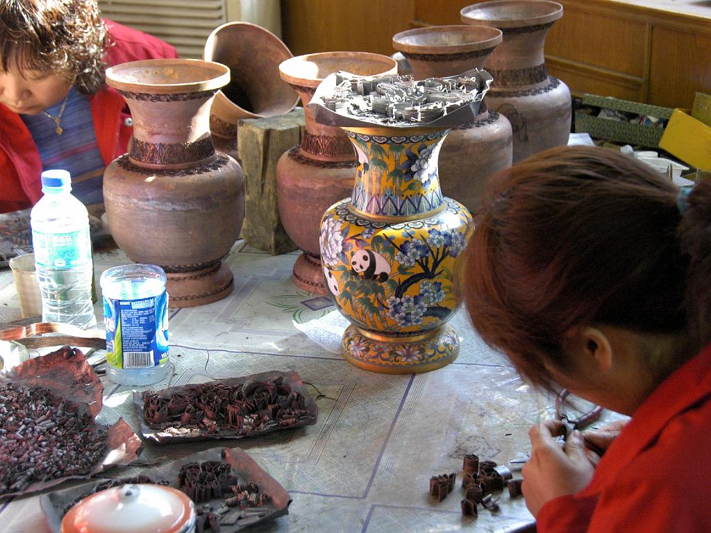 P2007110922.jpg - Beijing. Cloisonnéfabriek.