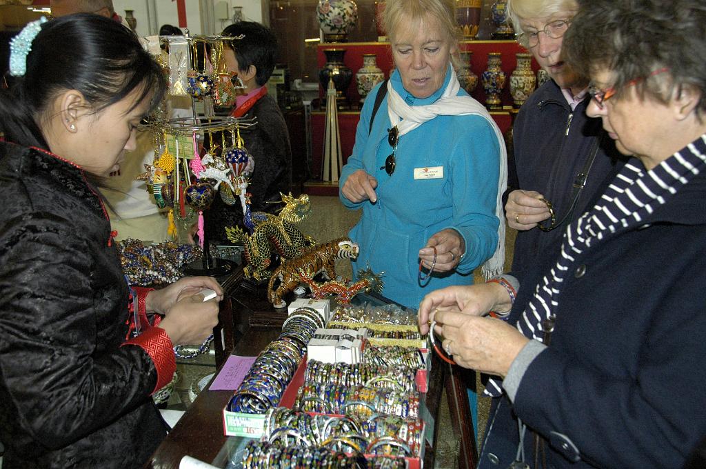 P2007110947.jpg - Beijing. De cloisonnéfabriek heeft natuurlijk ook een winkel!