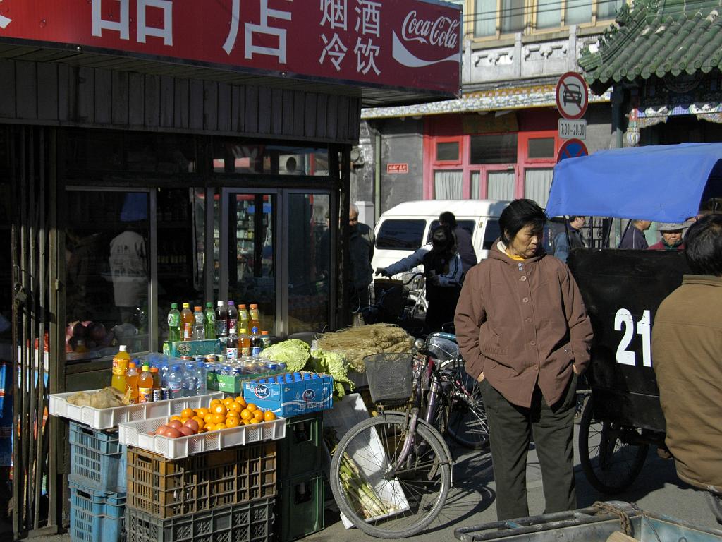 P2007111016.jpg - Beijing. Markt in de Hutong.