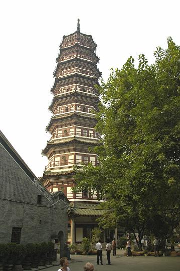 P2007102454.jpg - Guangzhou. Liurong tempel (Tempel van de zes Banyan bomen).