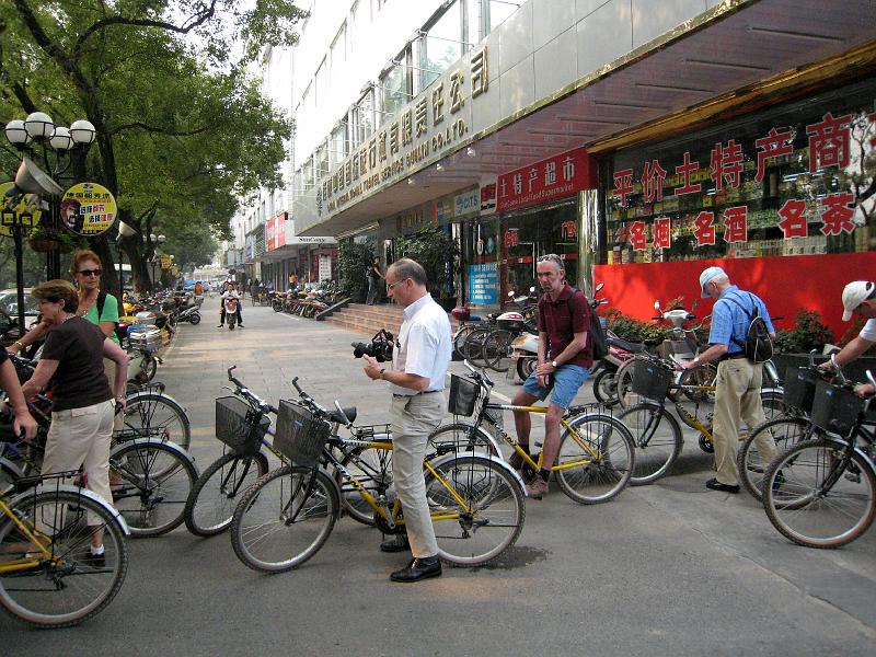 A2007102601.jpg - Guilin: voorbereiding voor fietstocht.