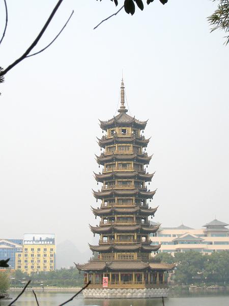 A2007102619.jpg - Guilin: pagode.