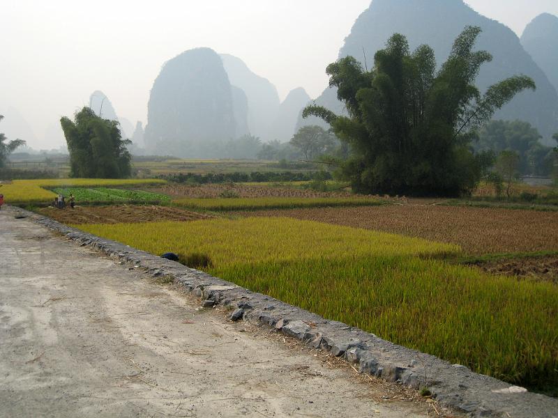 A2007102753.jpg - Rondrit in de buurt van Yangshuo.