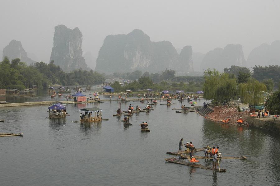 P2007102756.jpg - Spelevaren bij Yangshuo.