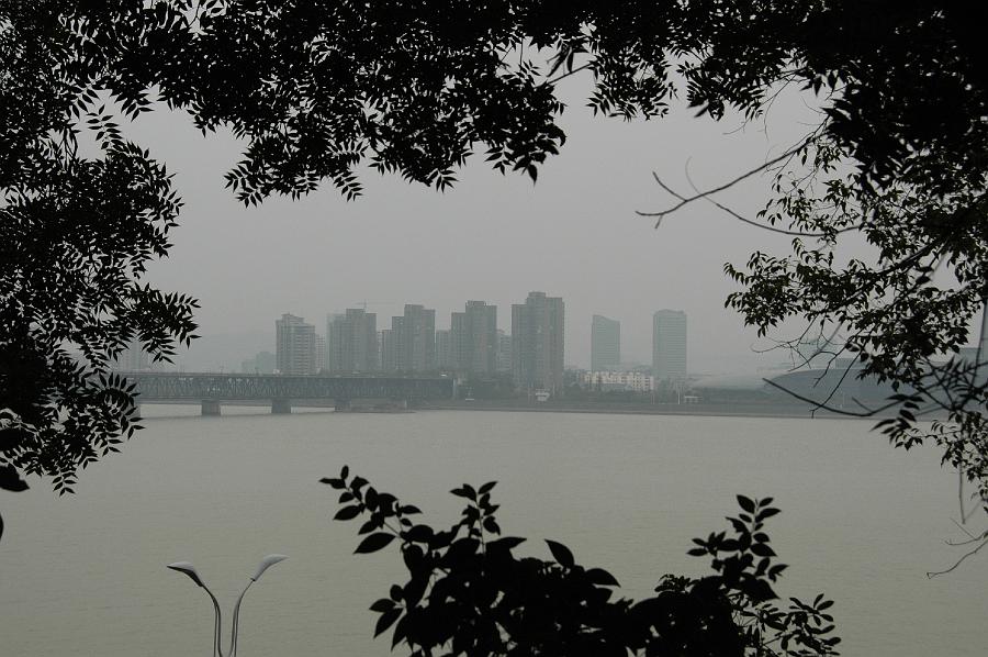 P2007102996.jpg - Hangzhou, uitzicht op het Westmeer vanaf de heuvel van de Liuhe Ta.